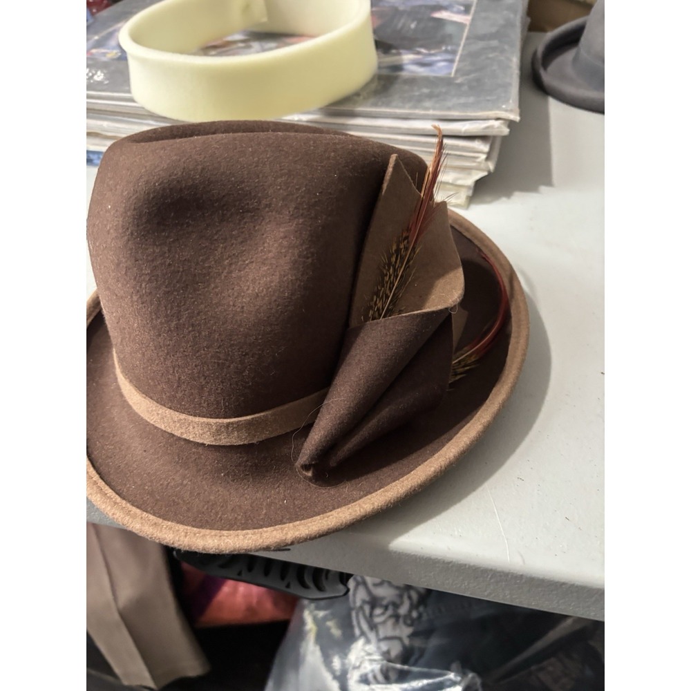 Brown Feathered Delux Hat 21"